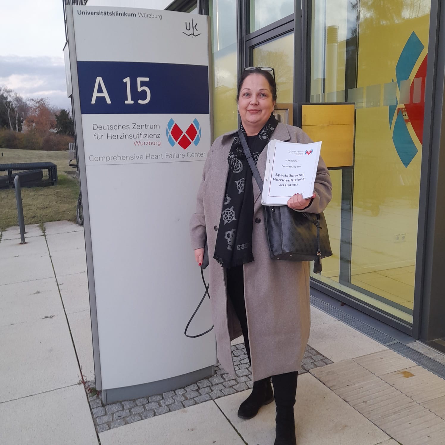 Schwester Mandy mit Ihrem Diplom