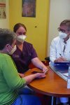 Das Smartphone muss nur mit dem WLAN Ihres Routers verbunden sein, während der Patientenschulung werden Ihnen alle notwendigen Schritte erläutert.