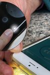Auf der Rückseite des Smartphones befindet sich die Kamera mit Blitzlicht. Positionieren Sie die Kamera auf Ihrem Finger, die Messung
erfolgt dann automatisch... Heartbeats App - Finger positionieren