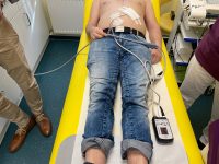 Jeder Patient mit einem LVAD Kunstherz muss ständig kardiologisch, wundtherapeutisch kontrolliert und die Funktion aller technischen Komponenten überwacht werden. Patientenversorgung mit LVAD Kunstherz 01