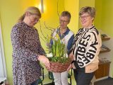 Schwester Regina, gemein mit Dr. med. Chr. Bahr überreichen ihrer langjährigen Kollegin ein Präsent