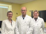 Dr. med. Chr. Bahr, Prof. Dr. med. Marcus Dörr und DM Elke Löffelholz Dr. med. Chr. Bahr und Prof. Dr. med. Marcus Dörr verabschieden DM Elke Löffelholz in den wohlverdienten Ruhestand
