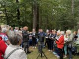 Der Chor der Stadt Torgelow - unter Leitung von Uli Blume - singen am Torgelower Gesundheitshäuschen anlässlich der Eröffnung der neuen BewegDich-Route "Torgelower Gesundheitspfad" (Foto: Anette Gröber)
