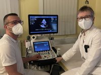Dr. Kausche und Dr. Bahr bei einer Echokardiografie