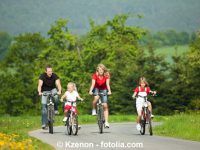 Familie beim Radfahren an einem sommerlichen Tag
